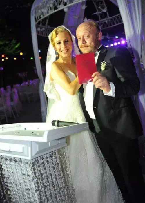 Burcu Kartal Gelinlik Tercihini de Alisse NuerA’dan Yana Kullandı
